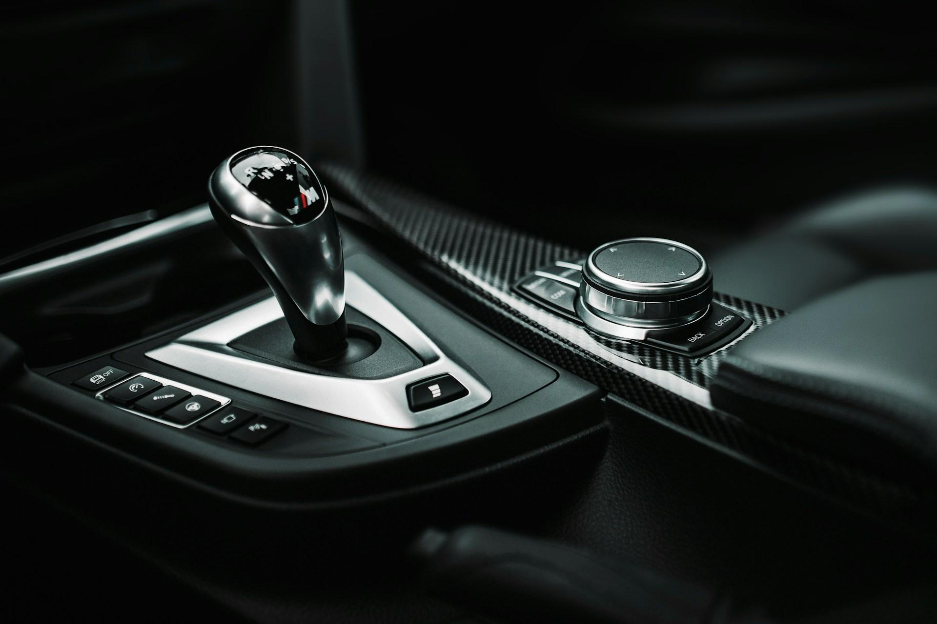 Automatic gear selector inside a rental car